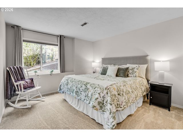 1331 TROON Dr, West Linn, OR 97068