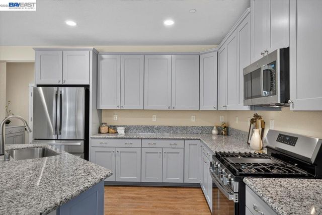 1814 Balsam Ct, Lathrop, CA 95330