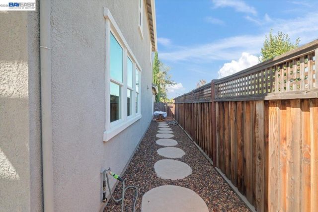 1814 Balsam Ct, Lathrop, CA 95330