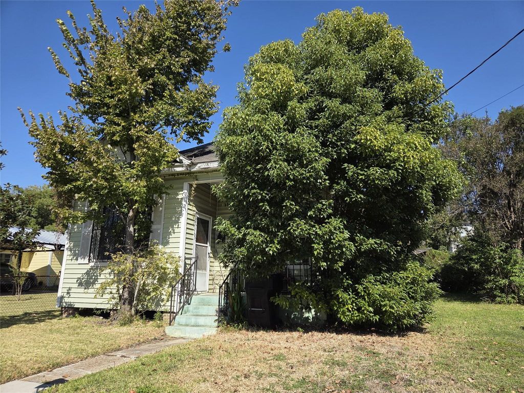 7933 Goode Street, Houston, TX 77012