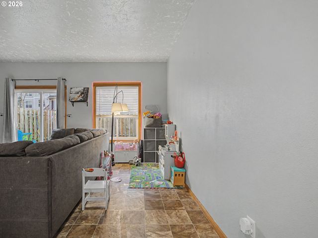 744 E Hist Columbia River Hwy, Troutdale, OR 97060