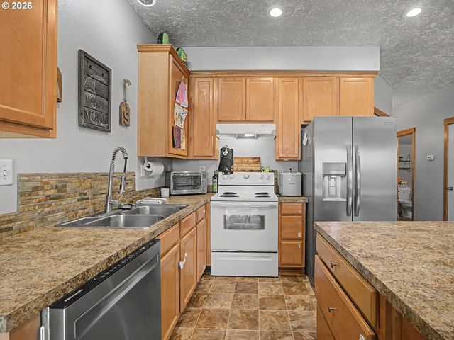 744 E Hist Columbia River Hwy, Troutdale, OR 97060