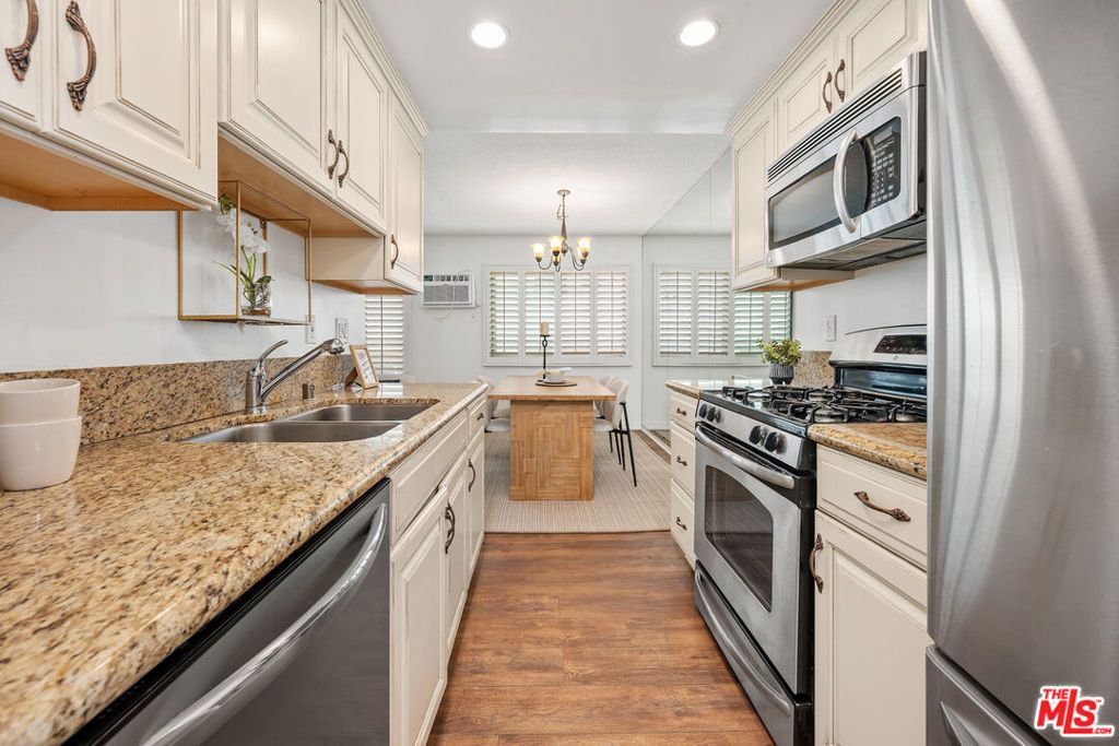 Image 11 of property listing at 1951 Malcolm Avenue 206, Los Angeles, CA 90025