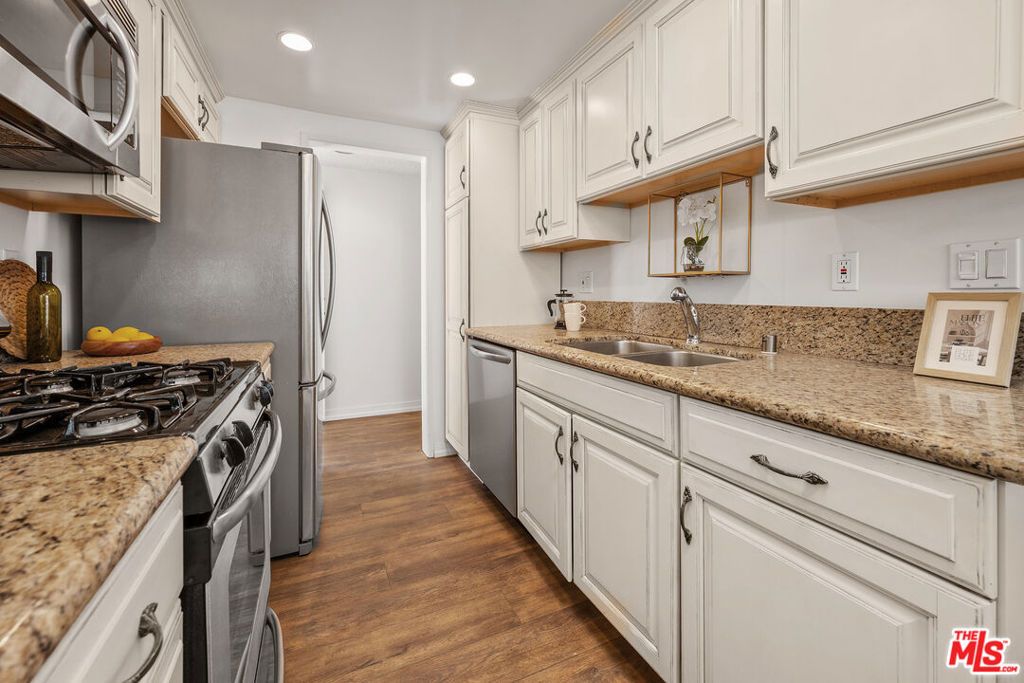 Image 12 of property listing at 1951 Malcolm Avenue 206, Los Angeles, CA 90025