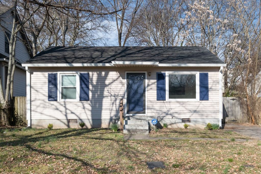 606 Village Ct, Nashville, TN 37206