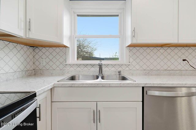 4111 Caven Ct, Louisville, KY 40229