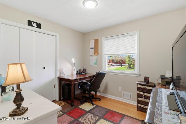 4111 Caven Ct, Louisville, KY 40229