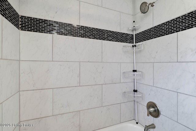 4111 Caven Ct, Louisville, KY 40229