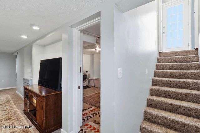 4111 Caven Ct, Louisville, KY 40229