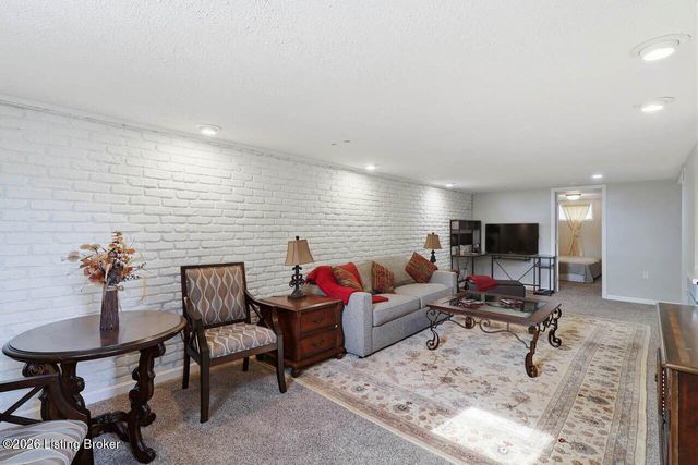 4111 Caven Ct, Louisville, KY 40229