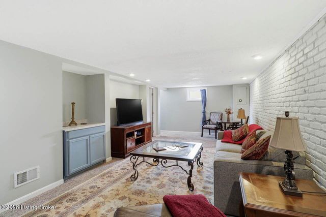 4111 Caven Ct, Louisville, KY 40229