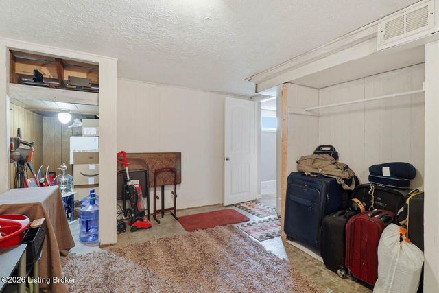 4111 Caven Ct, Louisville, KY 40229