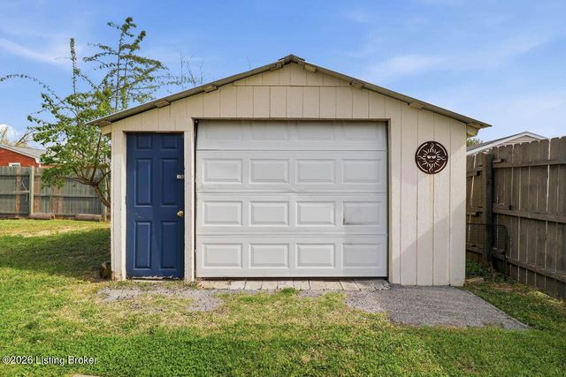 4111 Caven Ct, Louisville, KY 40229