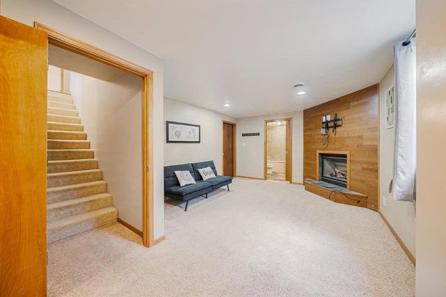 2209 HIGH MEADOWS LANE, Neenah, WI 54956