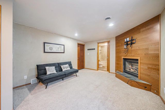 2209 HIGH MEADOWS LANE, Neenah, WI 54956
