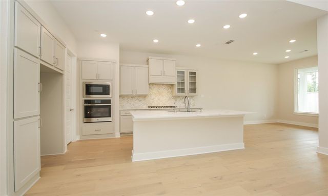 8018 Hingham Lane, The Woodlands, TX 77389