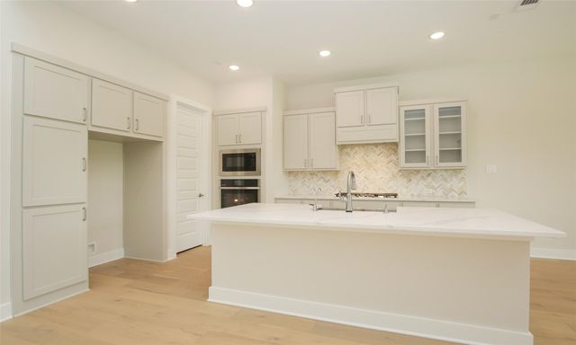 8018 Hingham Lane, The Woodlands, TX 77389