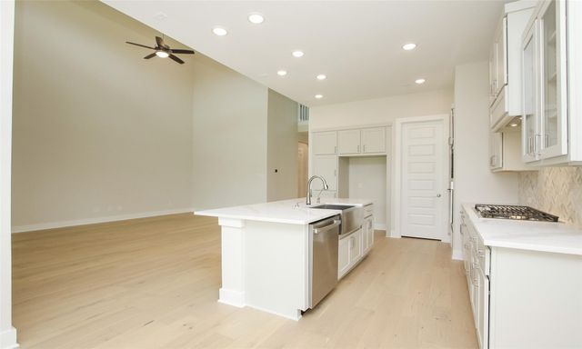 8018 Hingham Lane, The Woodlands, TX 77389
