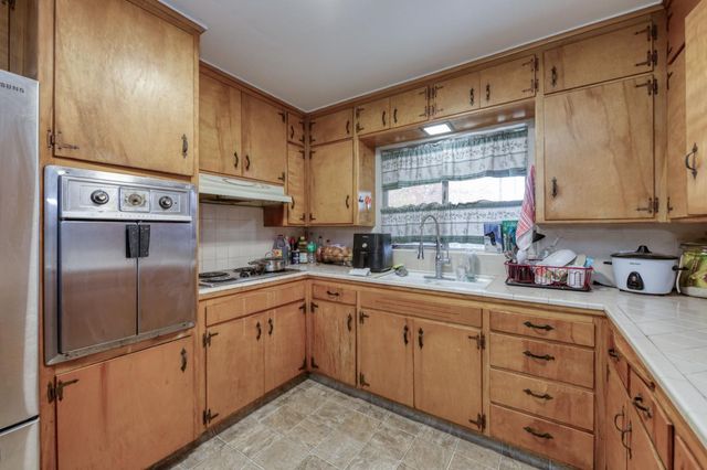 1055 E Dinuba Avenue, Reedley, CA 93654