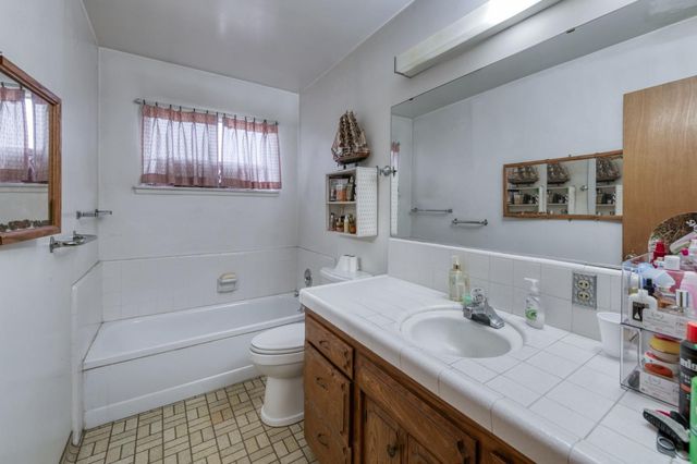 1055 E Dinuba Avenue, Reedley, CA 93654