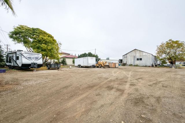 1055 E Dinuba Avenue, Reedley, CA 93654