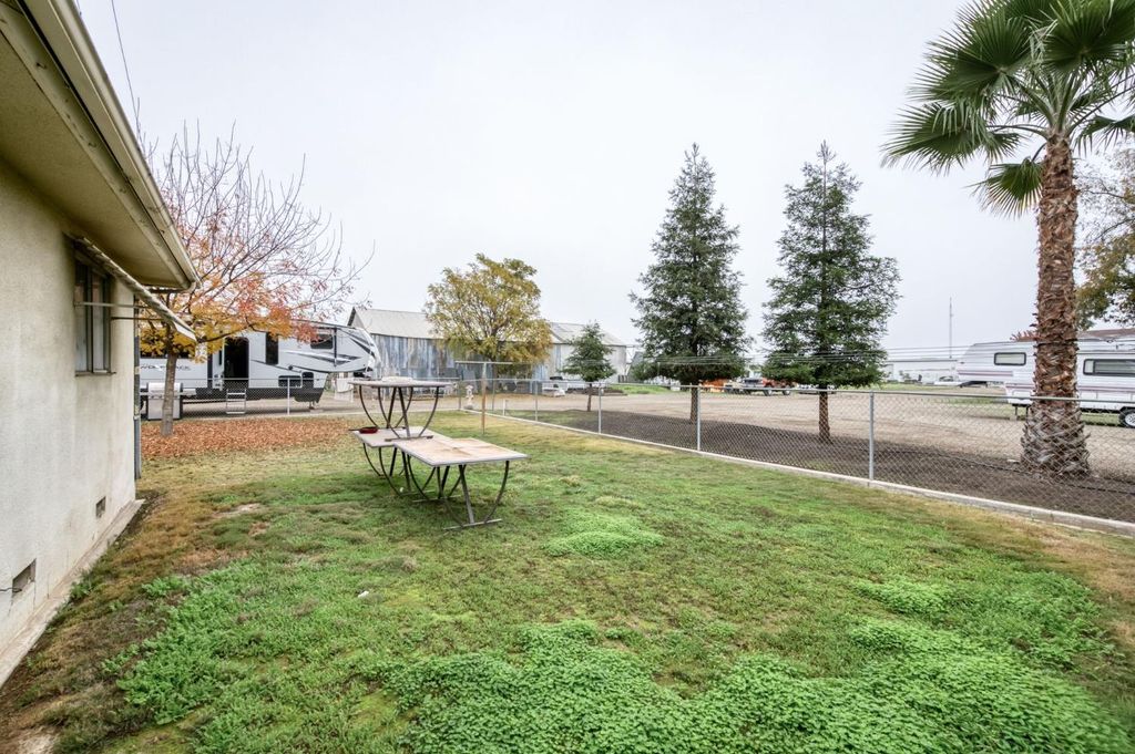 Image 26 of property listing at 1055 E Dinuba Avenue, Reedley, CA 93654
