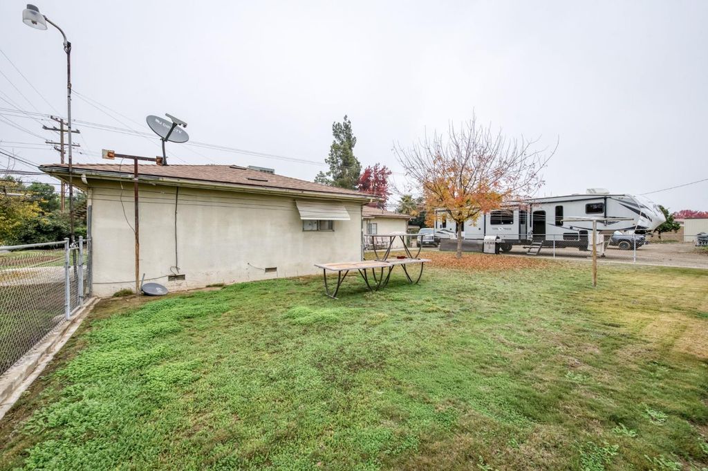 Image 27 of property listing at 1055 E Dinuba Avenue, Reedley, CA 93654