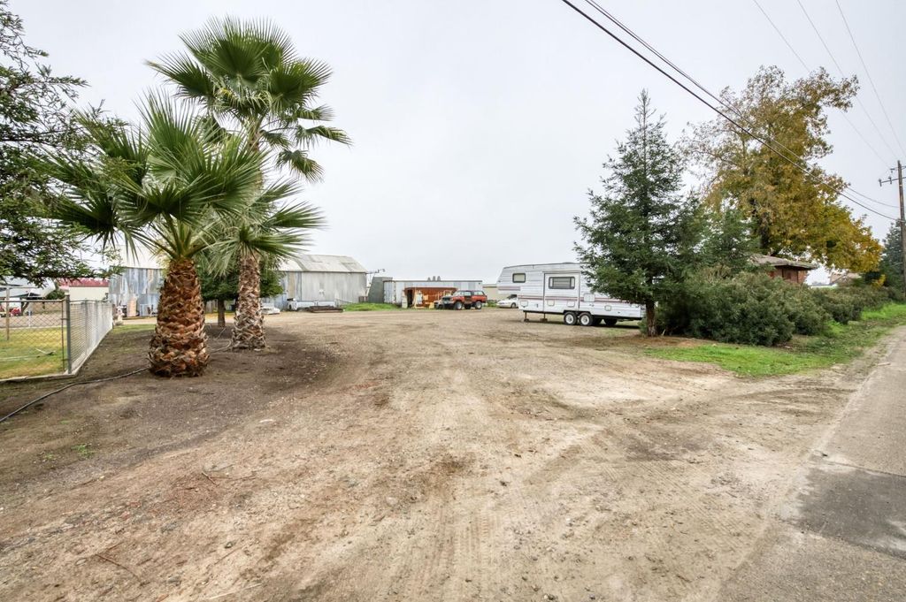 Image 43 of property listing at 1055 E Dinuba Avenue, Reedley, CA 93654