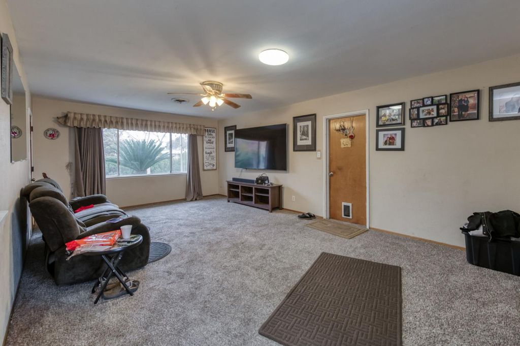 Image 5 of property listing at 1055 E Dinuba Avenue, Reedley, CA 93654