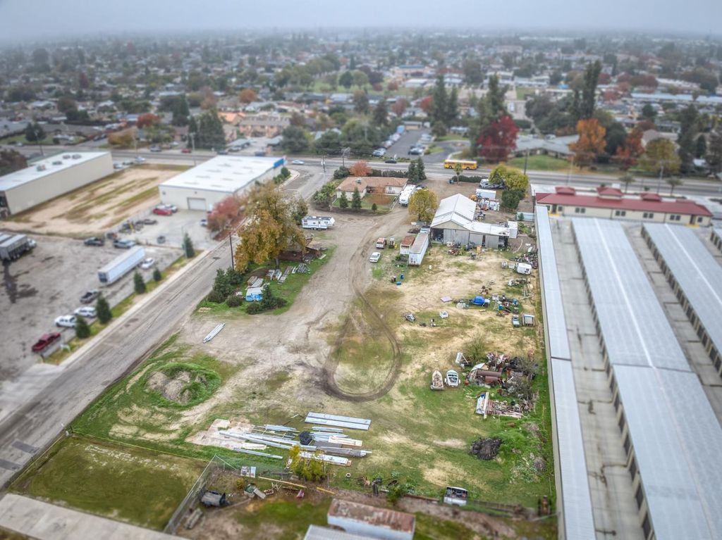 Image 51 of property listing at 1055 E Dinuba Avenue, Reedley, CA 93654