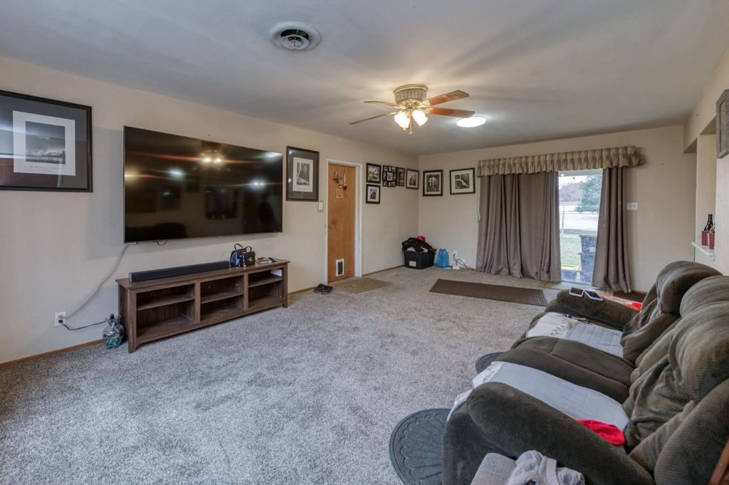 Image 6 of property listing at 1055 E Dinuba Avenue, Reedley, CA 93654