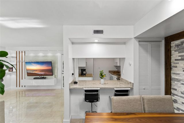 20760 NE 4th Ct 102, Miami, FL 33179
