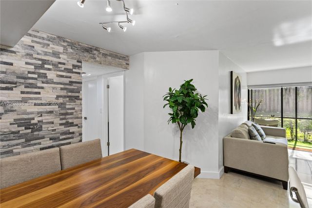 20760 NE 4th Ct 102, Miami, FL 33179