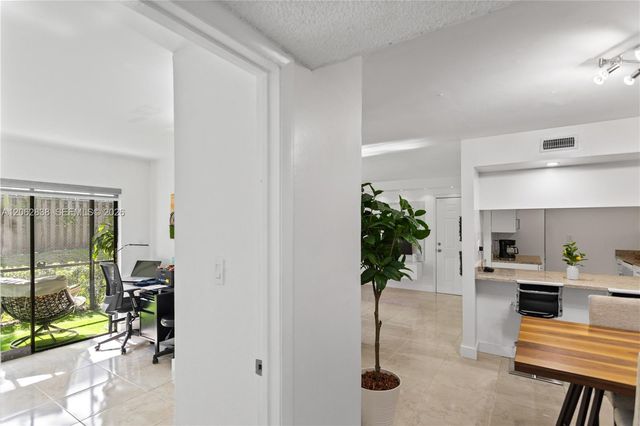 20760 NE 4th Ct 102, Miami, FL 33179