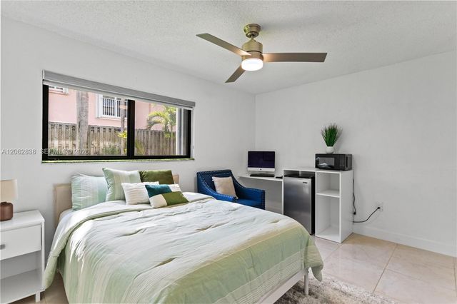 20760 NE 4th Ct 102, Miami, FL 33179