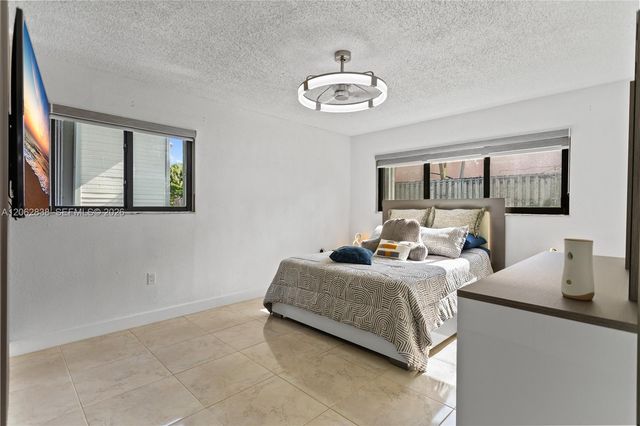 20760 NE 4th Ct 102, Miami, FL 33179