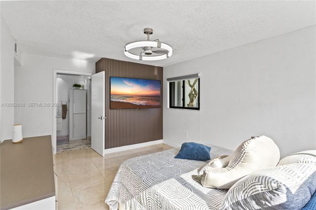 20760 NE 4th Ct 102, Miami, FL 33179