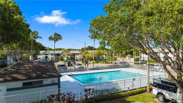 20760 NE 4th Ct 102, Miami, FL 33179