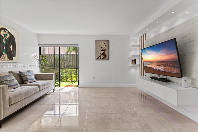 20760 NE 4th Ct 102, Miami, FL 33179