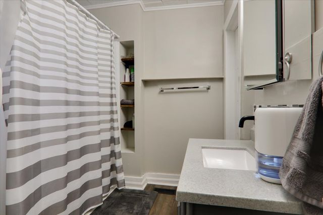 910 N Center Street, Bloomington, IL 61701