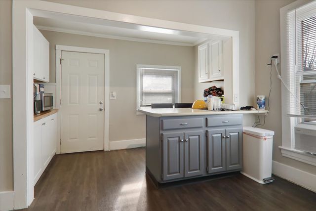 910 N Center Street, Bloomington, IL 61701