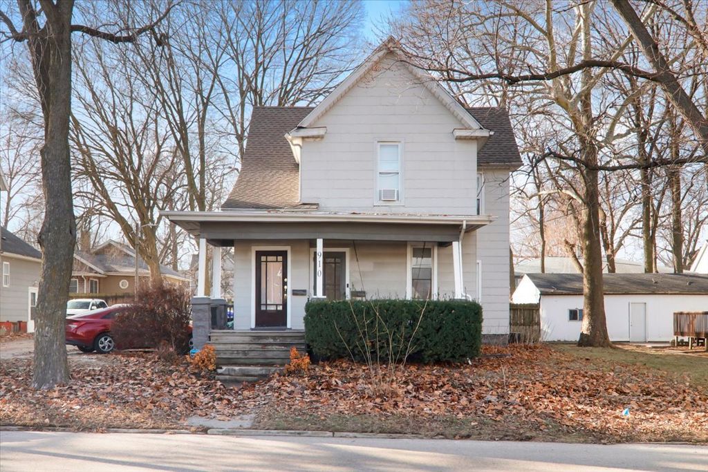 910 N Center Street, Bloomington, IL 61701