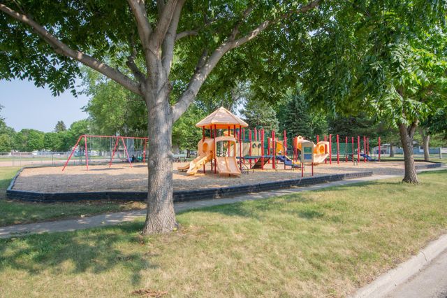 1215 13th Street N, Moorhead, MN 56560