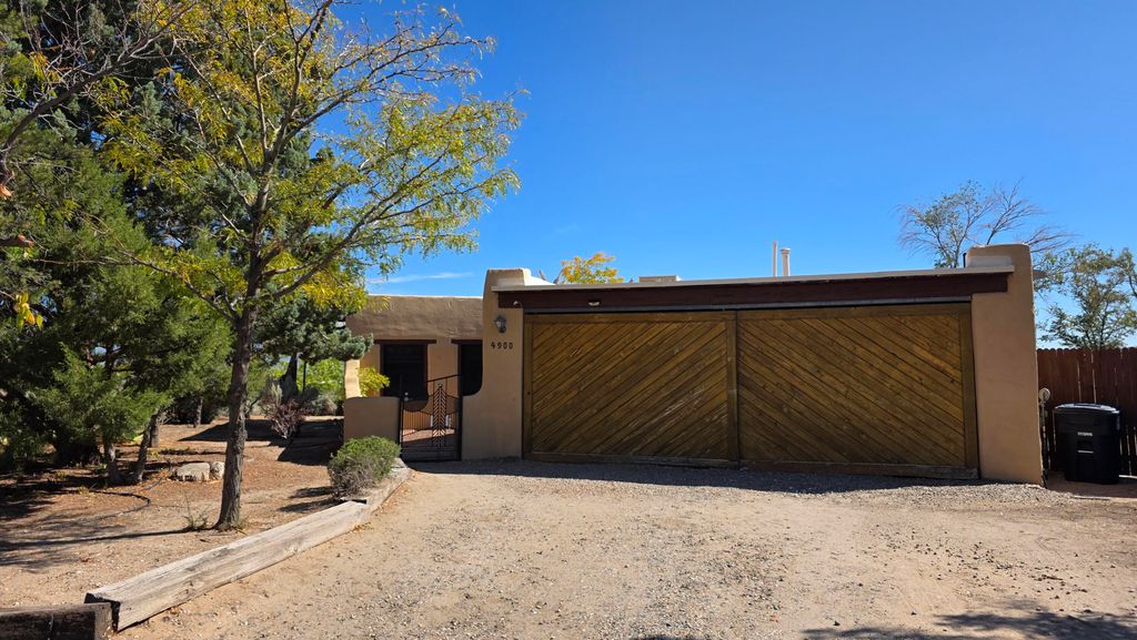 4900 Alberta Lane NW, Albuquerque, NM 87120
