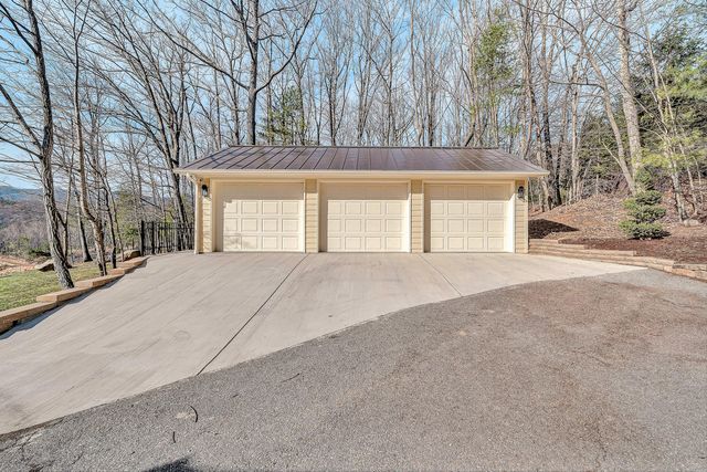 5464 Ridgelea Estates DR, Roanoke, VA 24018