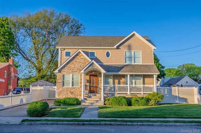 122 Linton Avenue, Lindenhurst, NY 11757