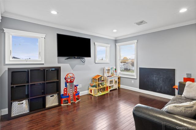 122 Linton Avenue, Lindenhurst, NY 11757