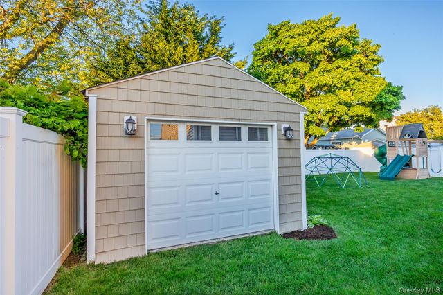 122 Linton Avenue, Lindenhurst, NY 11757