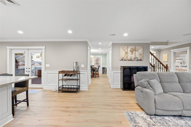 122 Linton Avenue, Lindenhurst, NY 11757