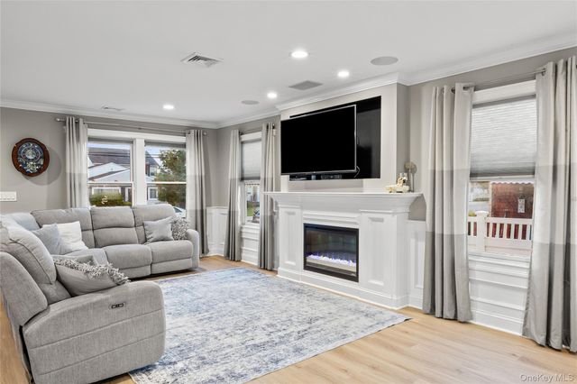 122 Linton Avenue, Lindenhurst, NY 11757